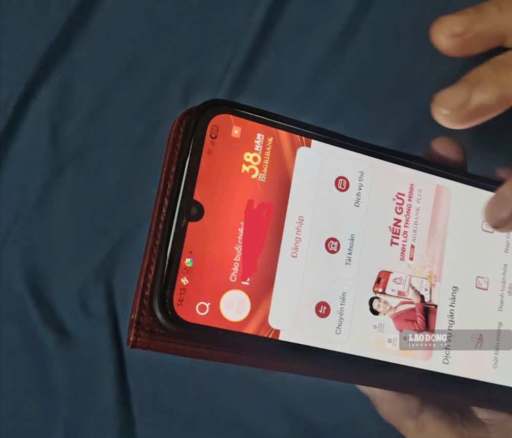 Nhiều người dân nhận lương hưu chuyển qua nhận tài khoản. Ảnh: Xuyên Đông