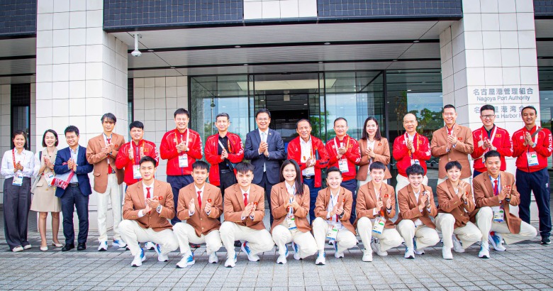 Chairman of the Vietnam Olympic Committee Nguyen Van Hung, Ambassador Extraordinary and Plenipotentiary of Vietnam to Japan Pham Quang Hieu visit and encourage the Vietnamese Sports Delegation to ASIAD 20. Photo: Bui Luong
