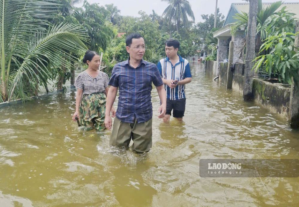 Ông Hà Vĩnh Thanh - Phó Chủ tịch Thường trực UBND xã Nông Cống cùng lực lượng chức năng kiểm tra tình hình ngập lụt tại các khu dân cư. Ảnh: Quách Du (chụp ngày 19.9.2026)
