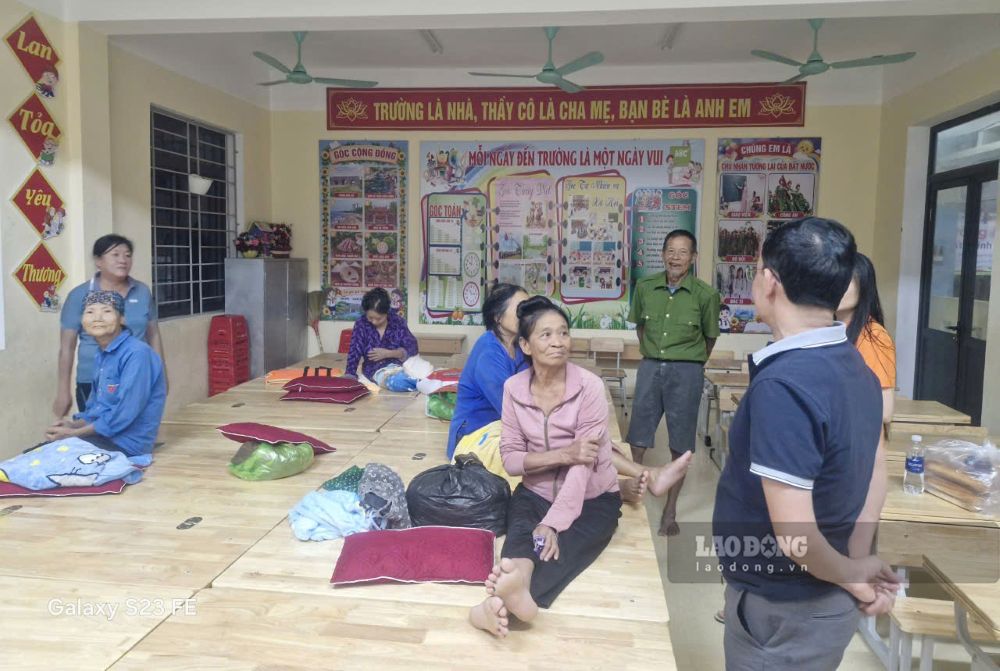 Đại diện chính quyền địa phương đến thăm hỏi, động viên người dân trong vùng bị ngập. Ảnh: Quách Du (chụp ngày 19.9.2026)