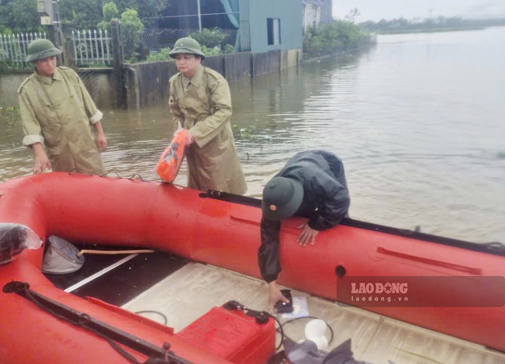 Lực lượng chức năng bố trí các phương tiện như thuyền nhựa, xuồng bơm hơi, phao...sẵn sàng hỗ trợ người dân khu vực bị ngập sâu. Ảnh: Quách Du (chụp ngày 19.9.2026)