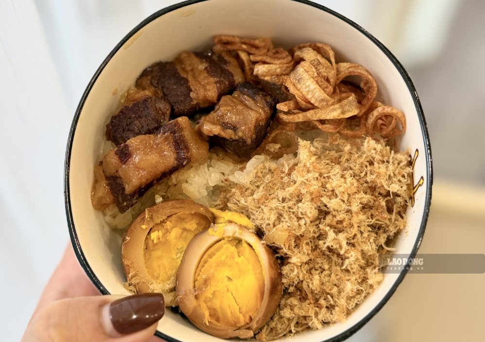 Le porc braisé est tendre, parfumé, savoureux, gras, mangé avec du riz chaud est un plat délicieux familier, adapté au déjeuner du week-end. Photo: Thùy Dương