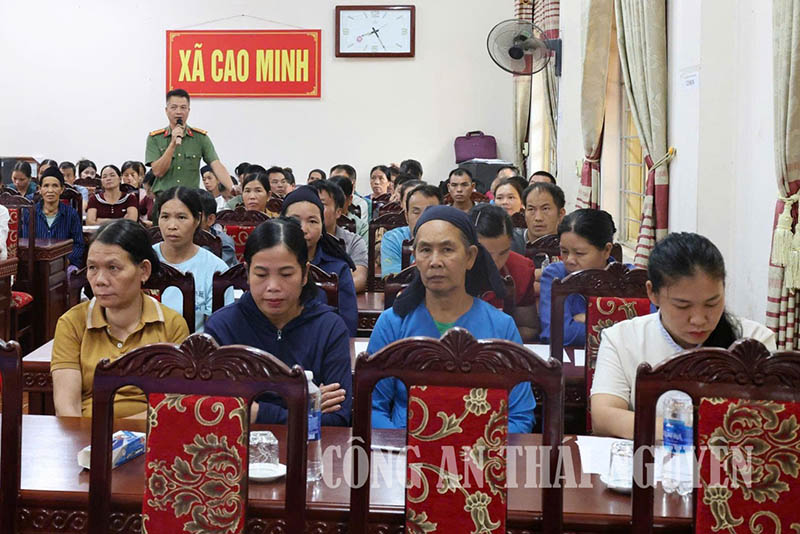 El Comité Popular de la comuna de Cao Minh y la Policía Provincial de Thai Nguyen divulgan la ley a las minorías étnicas en la provincia. Foto: Portal de Información Electrónica de la Policía Provincial de Thai Nguyen