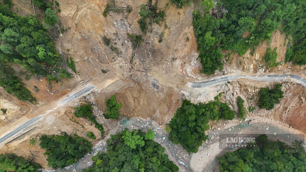 Dozens of landslide points on the road connecting mountainous communes of Hue City. Photo: Nguyen Luan