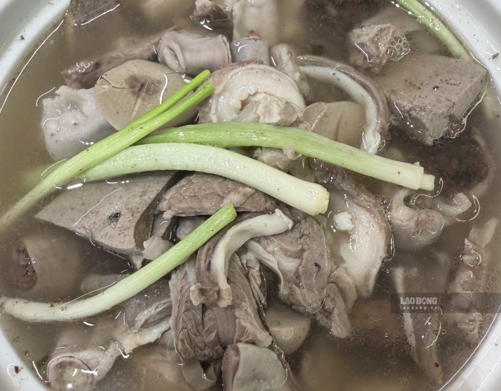 Steamed pork intestines with crispy sweet onions, fragrant with onions and ginger, dipped in lightly spicy ginger fish sauce, is a rustic dish that is easy to make for a weekend meal. Photo: Thuy Duong