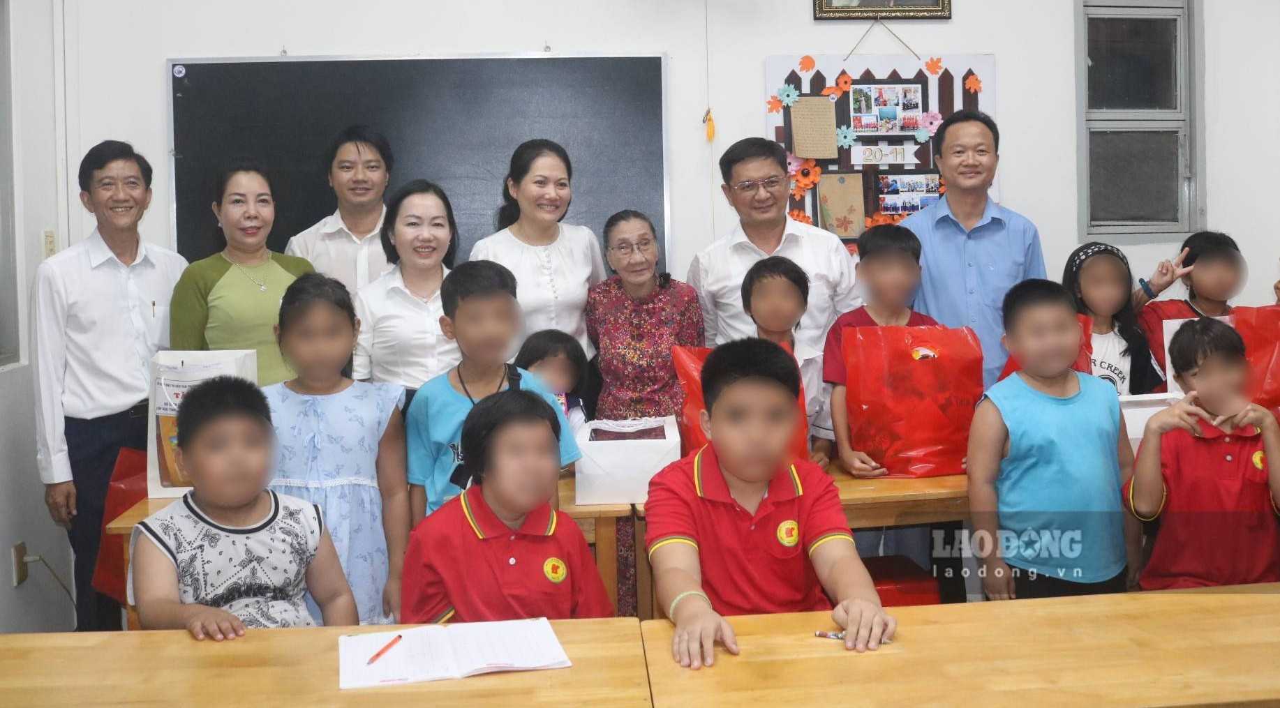 Lãnh đạo TPHCM chụp hình cùng các em học sinh ở lớp học cộng đồng tại phường Thủ Dầu Một. Ảnh chụp ngày 7.9. Ảnh: Đình Trọng