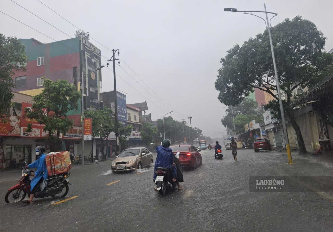 Heavy rain causes localized flooding on Nguyen Cong Tru street, Thanh Sen ward. Photo: Tran Tuan taken on September 19