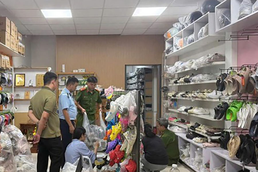 Functional agencies inspect a counterfeit goods store in Gia Lai in September 2026. Photo: Gia Lai Police.