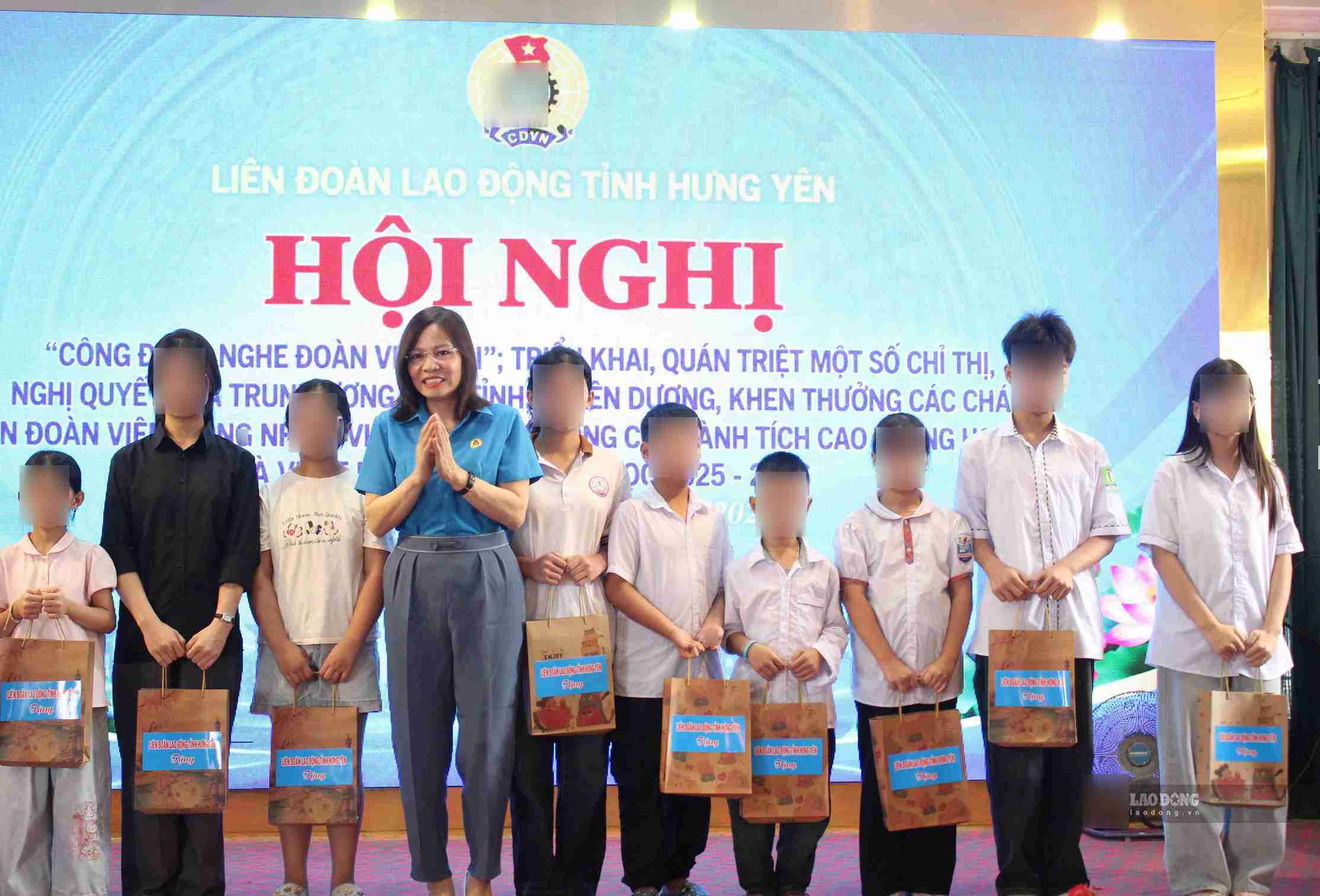 Bà Đỗ Thị Hương - Chủ tịch Liên đoàn Lao động tỉnh Hưng Yên trao quà cho các cháu có thành tích cao trong học tập và vượt khó học giỏi. Ảnh: Mai Hương