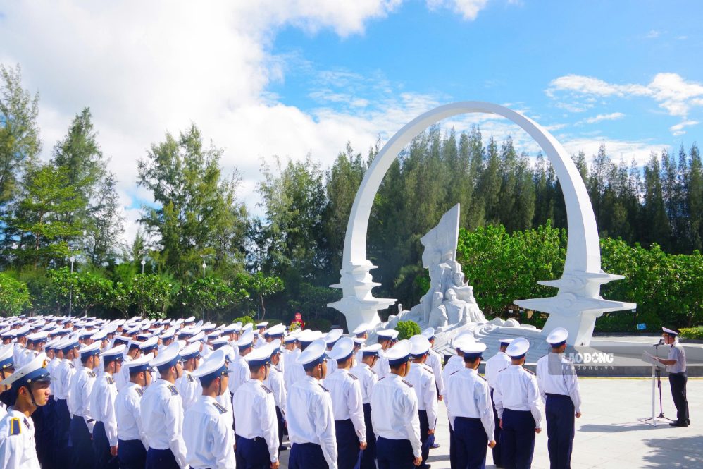 Estudiantes de la Marina ofrecen incienso en el Complejo Conmemorativo de Gac Ma en Khanh Hoa. Foto: Tien Ngo