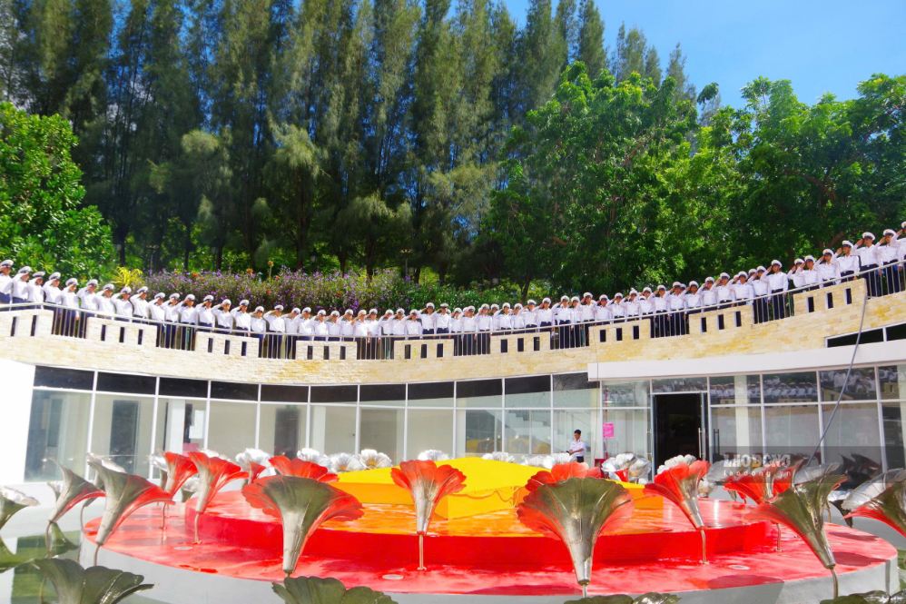 Hơn 300 học viên Hải quân dâng hương tại Khu tưởng niệm Gạc Ma