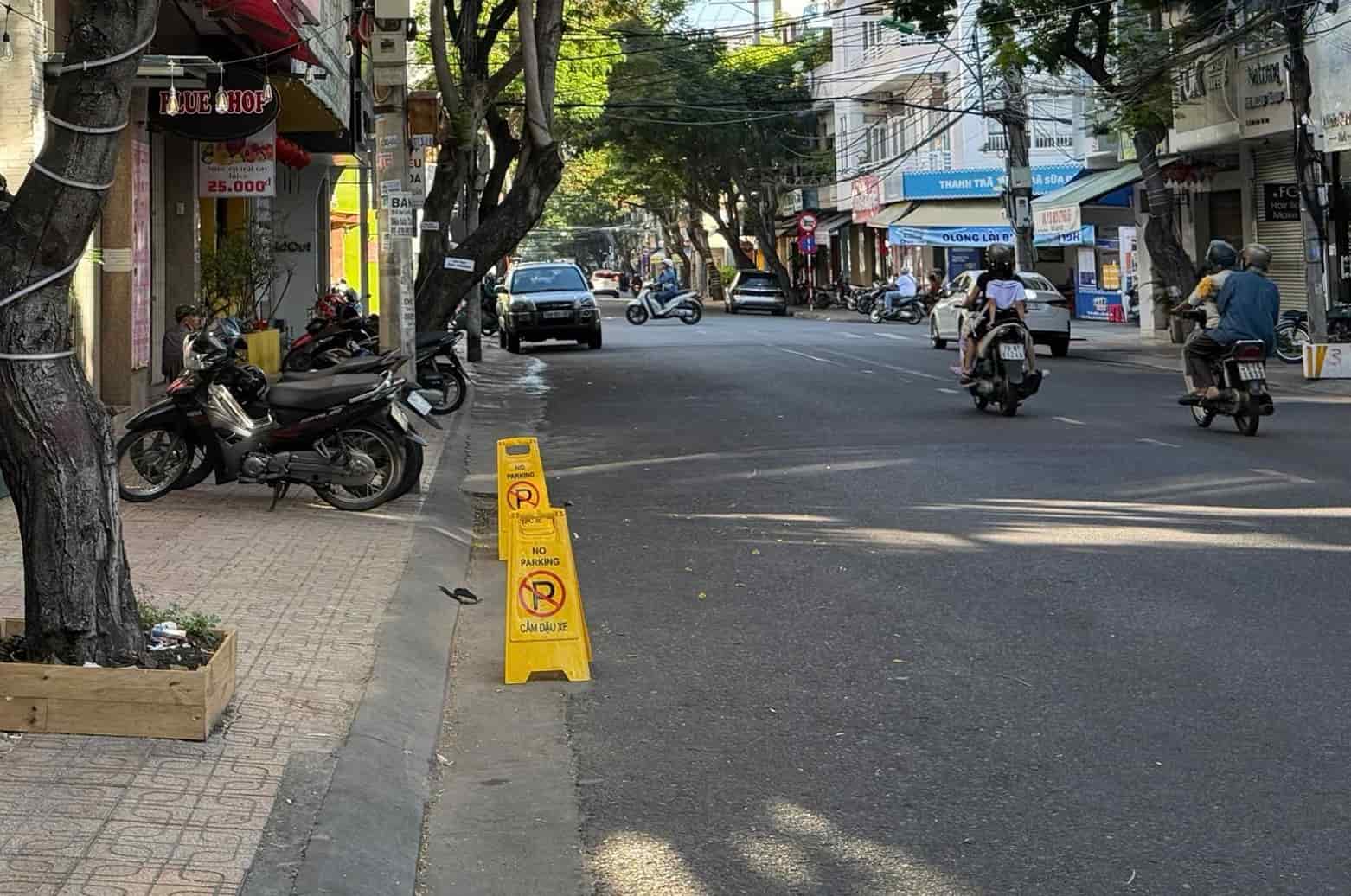 Công an phường Nha Trang sẽ tiếp tục kiểm tra việc 1 số cơ sở kinh doanh tự đặt biển “Cấm đỗ xe” trên lòng đường. Ảnh: Lộc Thọ (chụp tháng 8.2026)

