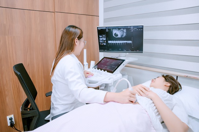 Thăm khám, siêu âm, … là một trong những bước quan trọng để đánh giá chức năng sinh sản ở nữ giới. Ảnh: Bệnh viện Đa khoa Việt Mỹ cung cấp ngày 19.9.2026