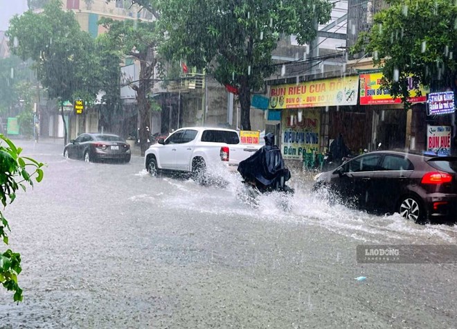 Many roads in Vinh (Nghe An) were deeply flooded due to heavy rain on the morning of September 19. Photo: Duy Chuong