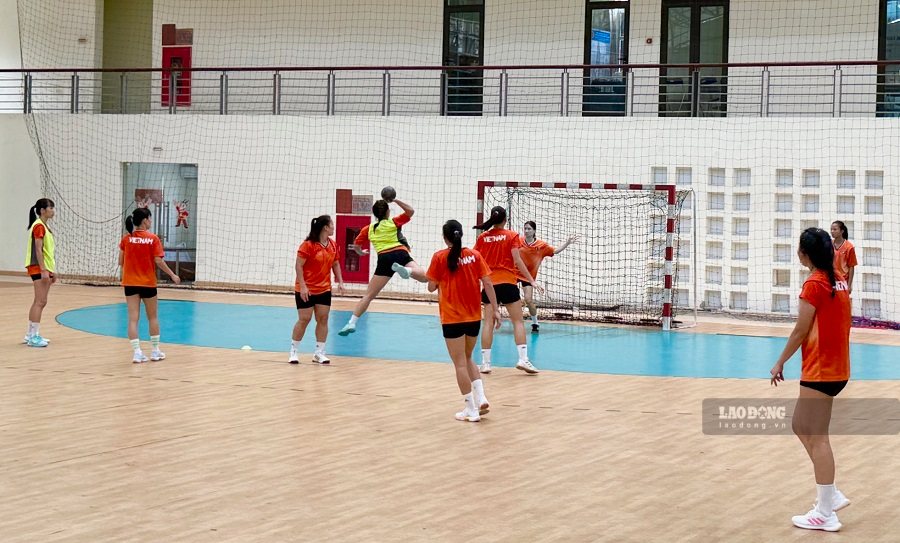 Las jugadoras vietnamitas de balonmano femenino se han preparado con confianza profesionalmente y han comenzado a competir en los ASIAD 20 en este momento. Foto: Hoài Việt
