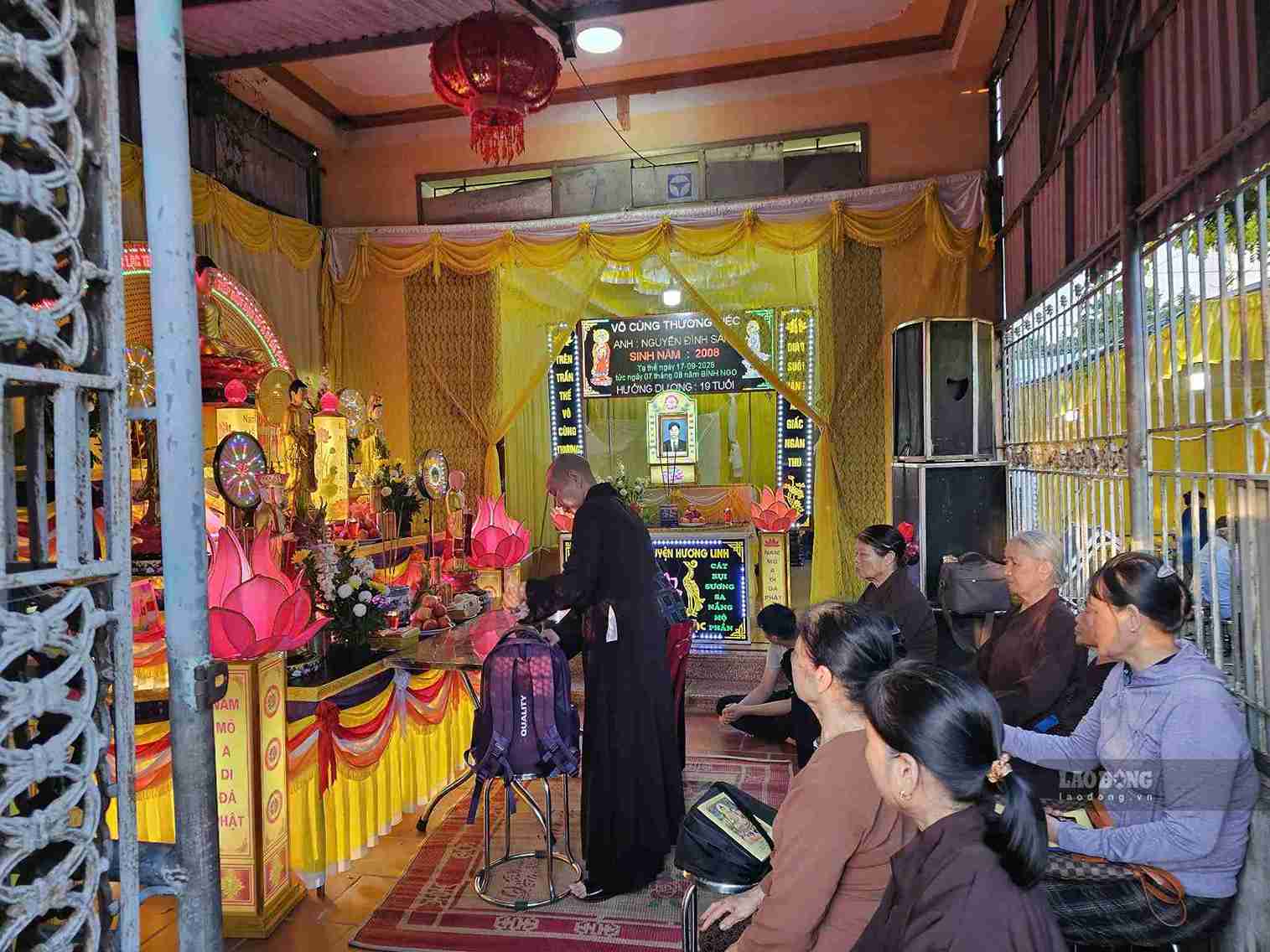 Relatives and neighbors came to visit and share condolences with the family of male student N.D. S. Photo: Ha Vi