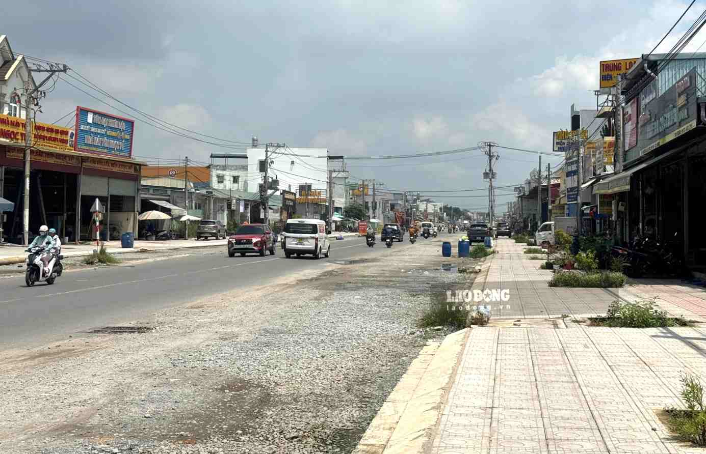 El Comité Popular del barrio de Tan Khanh está movilizando a la gente para que reciba la compensación y entregue la tierra para ampliar la carretera DH 403. Foto: Dinh Trong