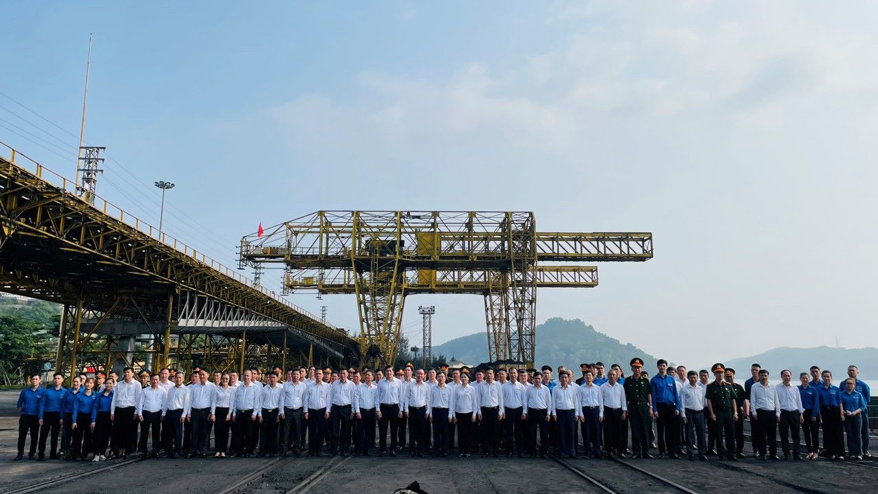 Pooc tích No. 1 main bridge, which is now over 100 years old, is one of the historical relics of TKV in Quang Ninh and is still operating well. Photo: Cua Ong Coal Selection Company.
