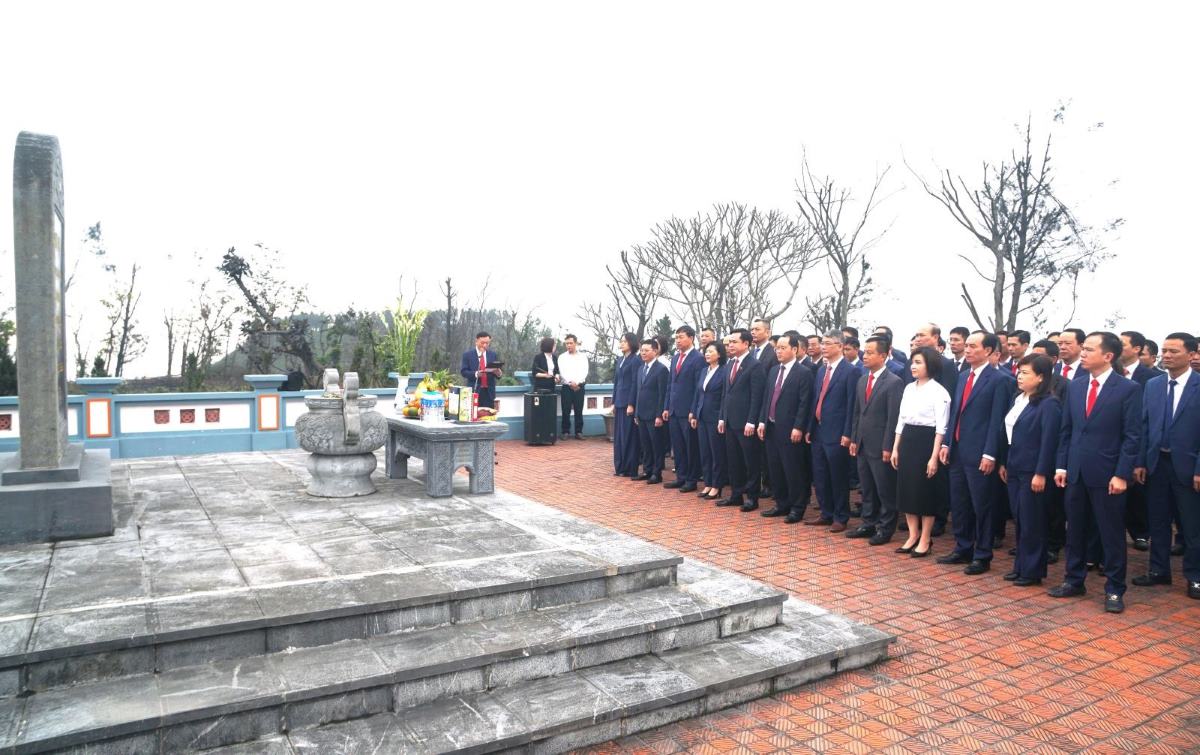 Đoàn đại biểu cán bộ, đảng viên Công ty CP Than Đèo Nai - Cọc Sáu dâng hương, báo công Bác Hồ tại Di tích quốc gia Di tích lịch sử địa điểm lưu niệm Bác Hồ về thăm Mỏ than Đèo Nai ngày 30.3.1959. Ảnh: Công ty CP Than Đèo Nai - Cọc Sáu.