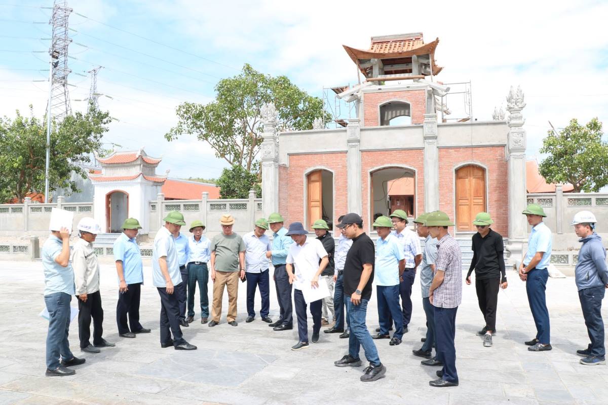 Lãnh đạo TKV kiểm tra tiến độ thực hiện Dự án bảo quản, tu bổ Khu di tích lịch sử địa điểm khai thác than đầu tiên của Việt Nam (giai đoạn 2). Dự kiến, dự án sẽ được khánh thành vào cuối tháng 10, đầu tháng 11.2026, nhân kỷ niệm 90 năm Ngày truyền thống công nhân vùng Mỏ - Truyền thống ngành Than ((12.11.1936 - 12.11.2026). Ảnh: Truyền thông TKV