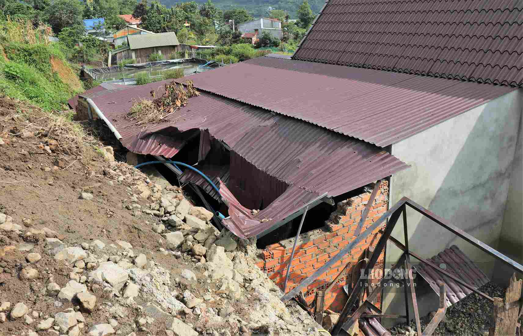 Nứt lún khiến đất đá đổ sập xuống nhà dân tại thôn Đắk Snao. Ảnh chụp ngày 19.9 (Ảnh: Phúc Khánh)