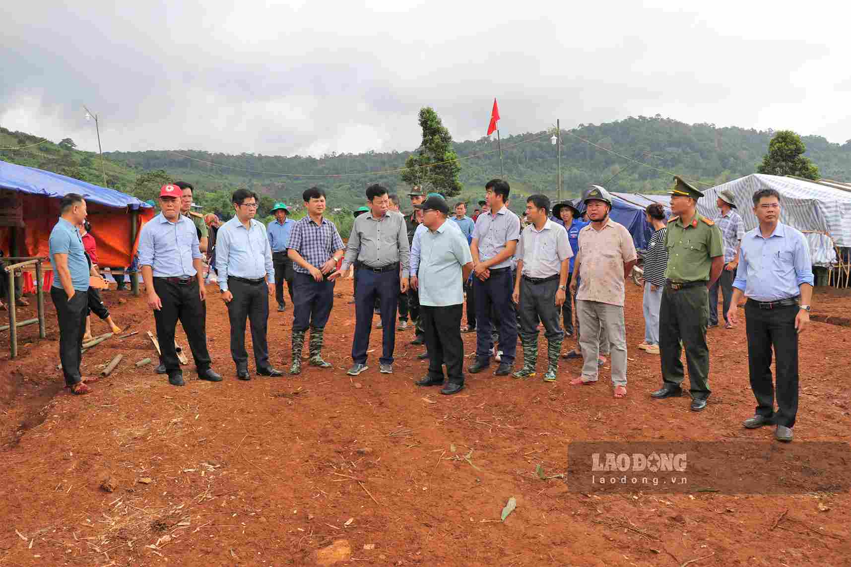 Ông Lưu Văn Trung - Chủ tịch HĐND tỉnh Lâm Đồng thăm hỏi, động viên các hộ dân trong vùng sụt lún. Ảnh: Phúc Khánh
