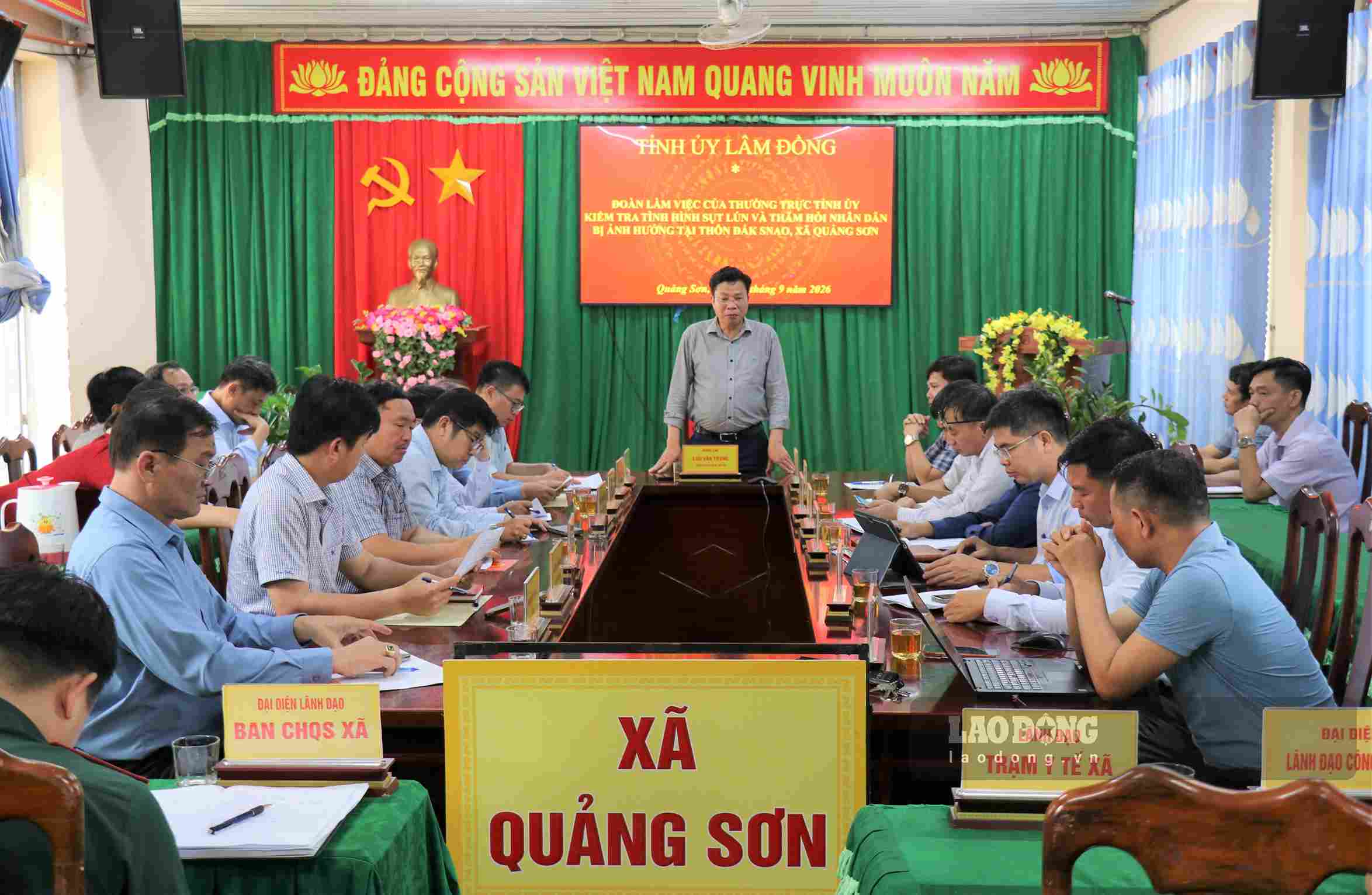 Ông Lưu Văn Trung - Chủ tịch HĐND tỉnh Lâm Đồng cùng đoàn công tác làm việc với UBND xã Quảng Sơn. Ảnh: Phúc Khánh