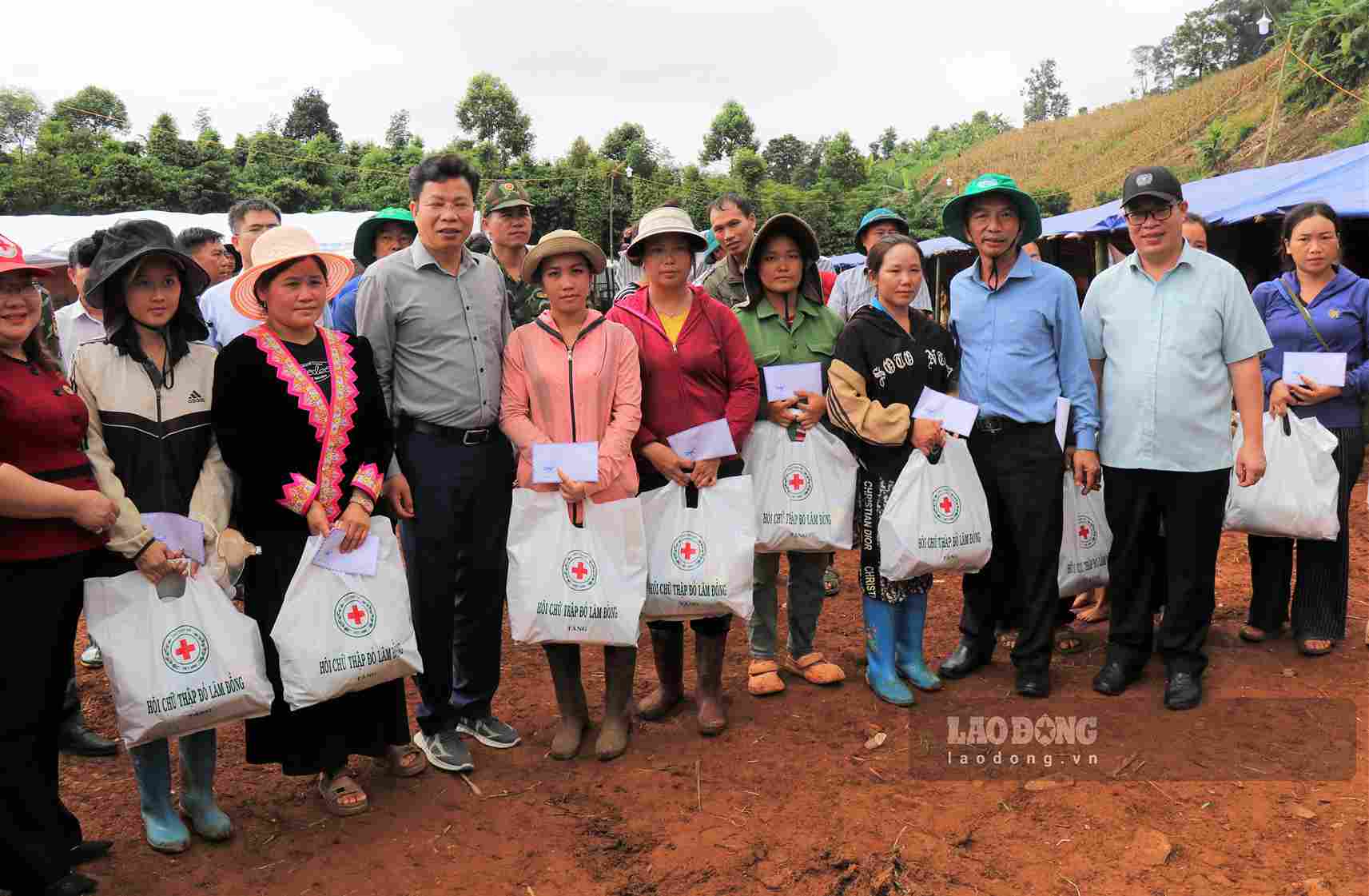 Ông Lưu Văn Trung - Chủ tịch HĐND tỉnh Lâm Đồng trao quà hỗ trợ, động viên người dân thôn Đắk Snao. Ảnh: Phúc Khánh