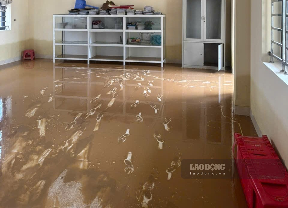 Một số phòng chức năng tại dãy nhà 2 tầng của phân hiệu 2 của Trường Tiểu học Gia Viễn vẫn đang bị ngập (ảnh chụp ngày 19.9). Ảnh: Nguyễn Trường