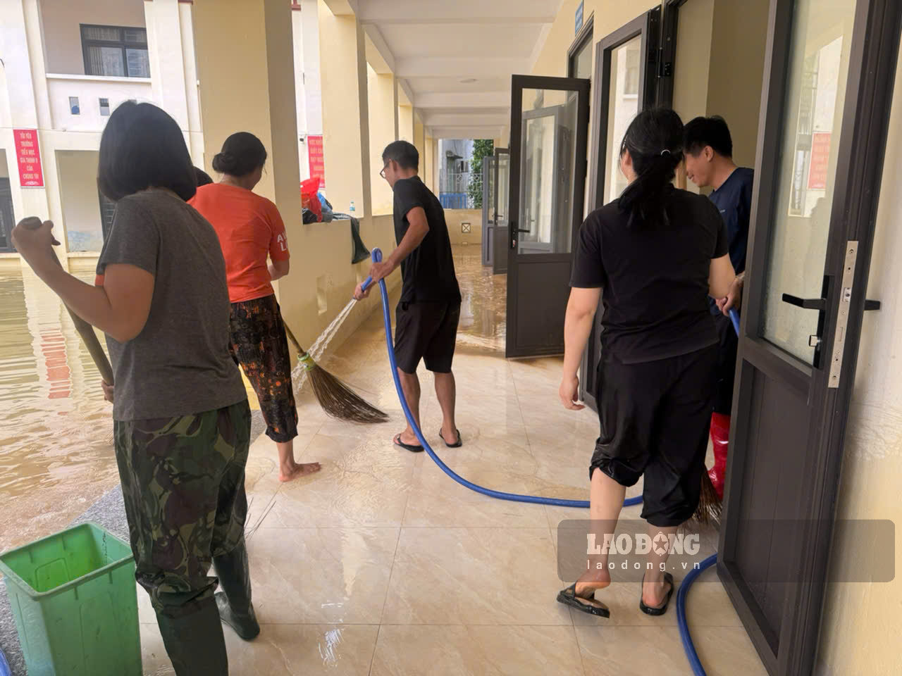 Cán bộ, giáo viên và phụ huynh học sinh tại điểm trường Tiểu học Gia Viễn (tại thôn Kênh Gà, xã Gia Viễn, tỉnh Ninh Bình) tranh thủ nước rút để dọn dẹp vệ sinh, bùn đất (ảnh chụp ngày 19.9). Ảnh: Nguyễn Trường