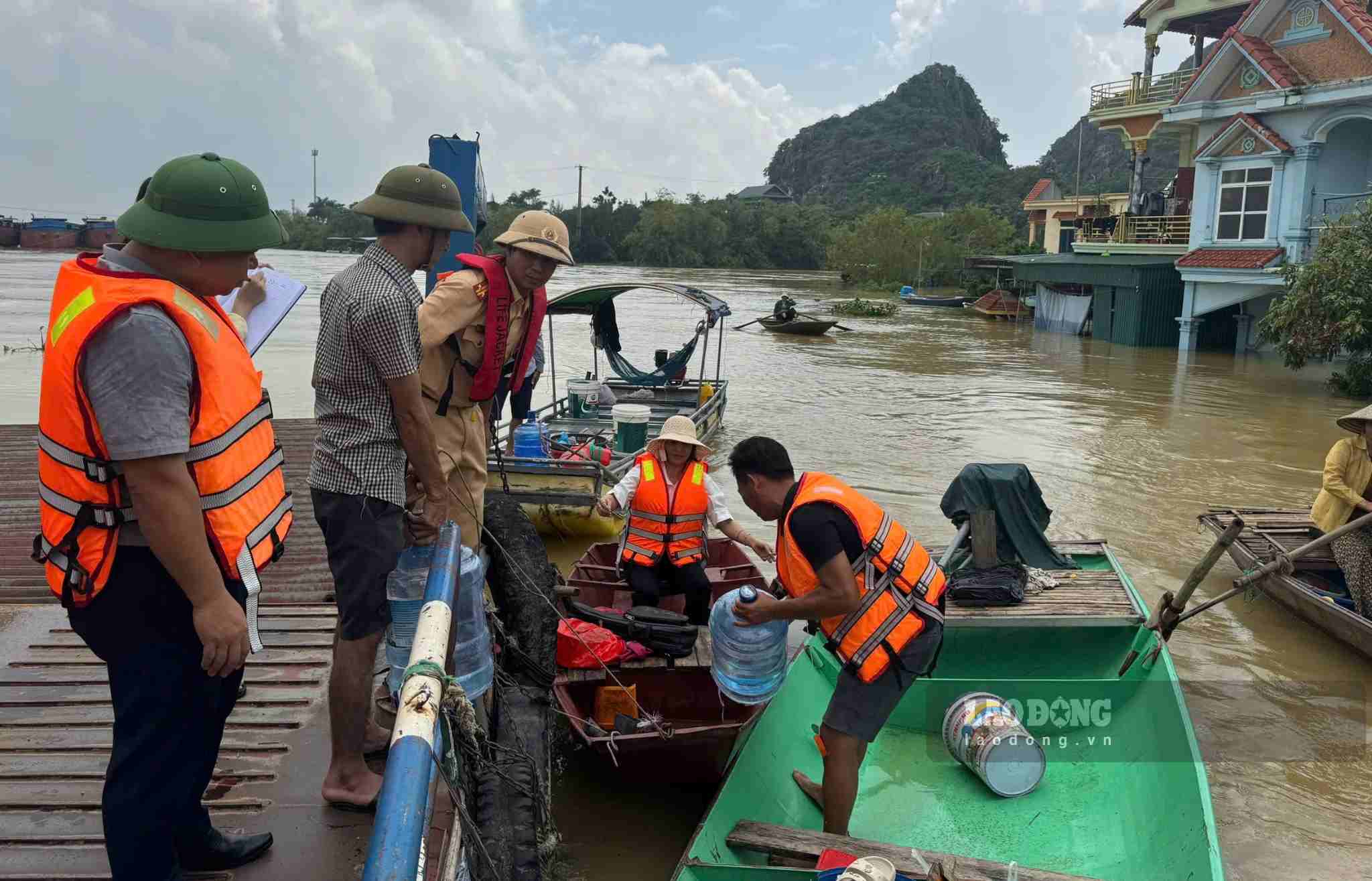Lực lượng chức năng hỗ trợ nước uống cho người dân tại thôn Kênh Gà, xã Gia Viễn, tỉnh Ninh Bình (ảnh chụp ngày 18.9). Ảnh: Nguyễn Trường