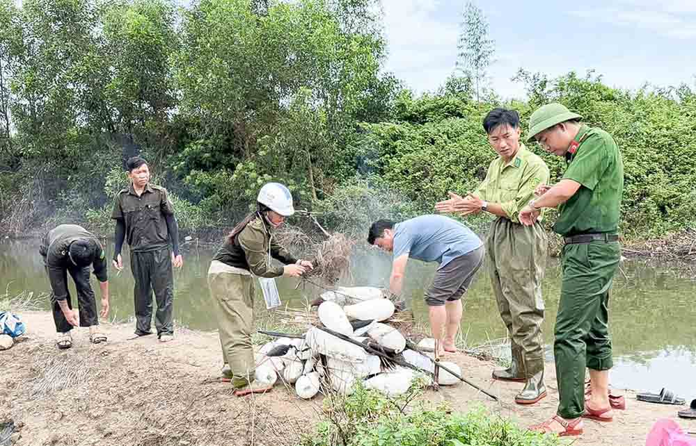 Dismantling and destroying bird trapping tools. Photo: Co Dam Commune Police