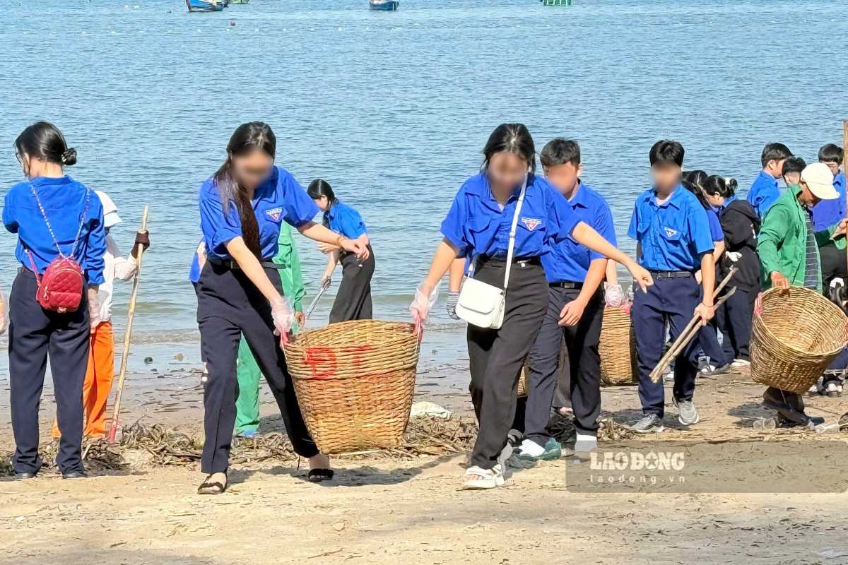 Cleaning up the beach in the theme program "Joining hands to reduce plastic waste - For a green and clean Vung Tau" on September 19. Photo: Thanh An