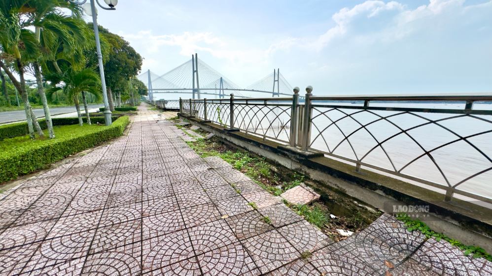 Many subsidence points on the Co Chien River embankment through Tan Ngai ward, Vinh Long province. Photo taken on September 19, 2026 at the Co Chien River embankment through Tan Ngai ward. Photo: Hoang Loc