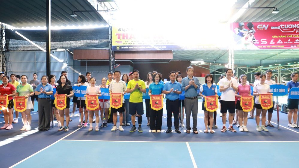 Leaders and organizers present souvenir flags to delegations participating in the tournament. Photo: Ha Thu Hang (Lai Chau Provincial Labor Federation)
