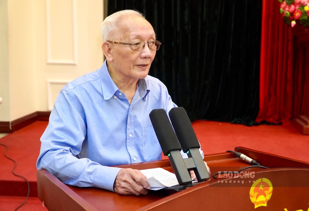 El Dr. Nguyen Tung Lam cree que los estudiantes deben conectarse con instituciones educativas y empresas para tener más oportunidades de acceder y experimentar la realidad profesional. Foto: Tuong Van