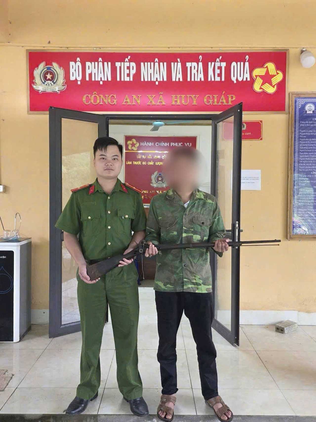 Người dân xã Huy Giáp tự nguyện giao nộp súng cho Công an xã. Ảnh: Công an tỉnh Cao Bằng