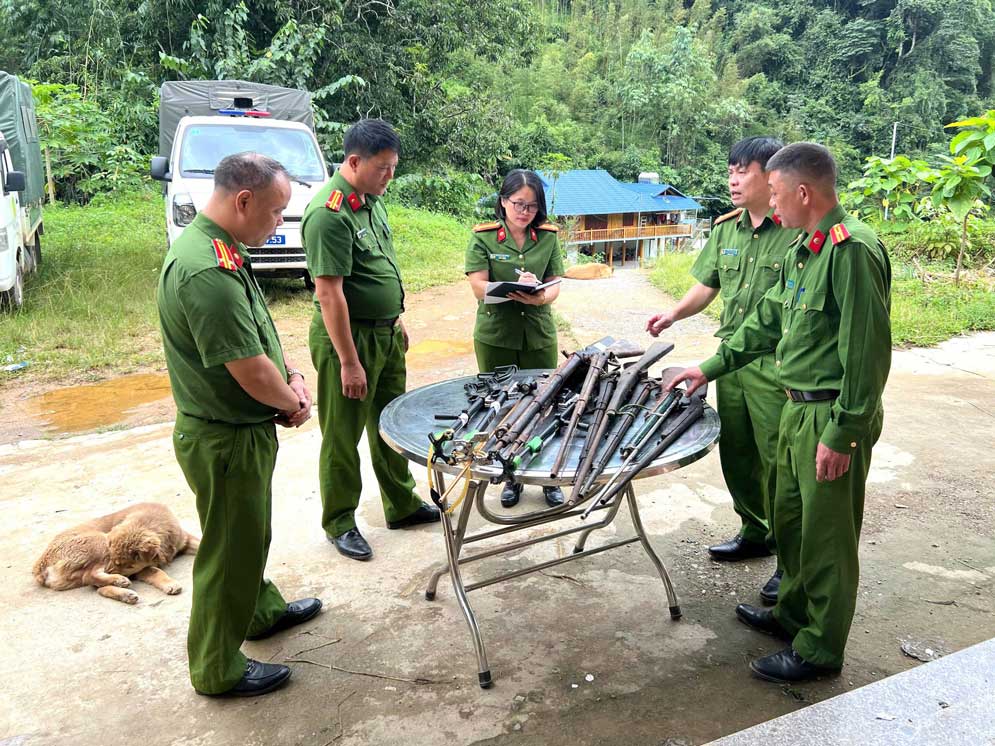 El número de armas entregadas voluntariamente por los residentes de la comuna de Huy Giap a la policía comunal. Foto: Policía de la provincia de Cao Bang