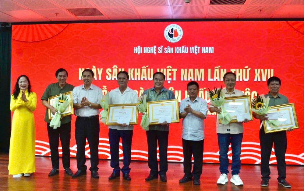 Ban tổ chức tặng bằng khen của Liên hiệp các Hội Văn học nghệ thuật Việt Nam cho các nghệ sĩ. Ảnh: Trần Lam