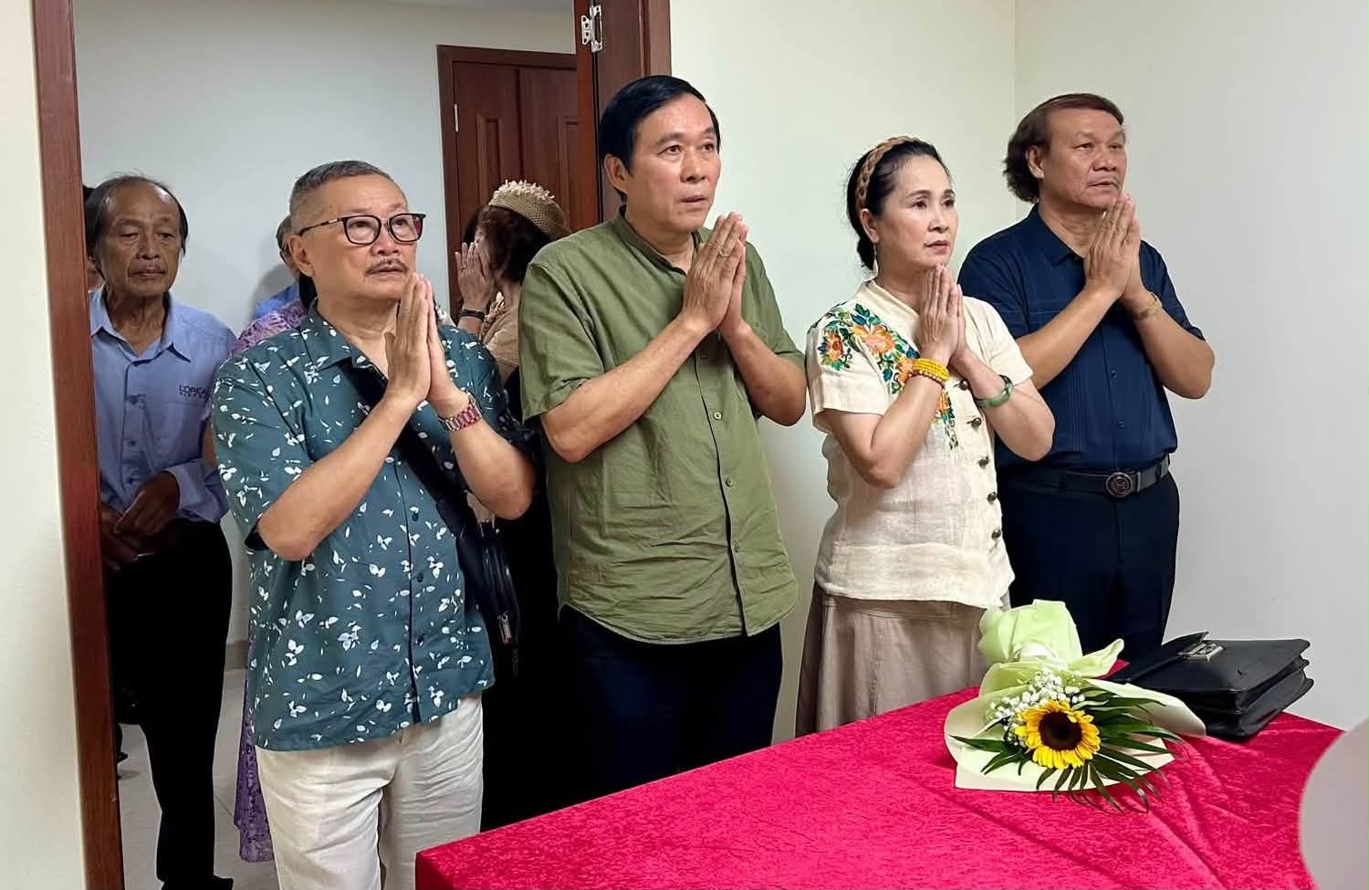 People's Artist Tran Duc, Meritorious Artist Do Ky, People's Artist Lan Huong, People's Artist Nguyen Hai (from left to right) respectfully offer incense at the ancestral death anniversary of the national stage. Photo: Provided by the character.