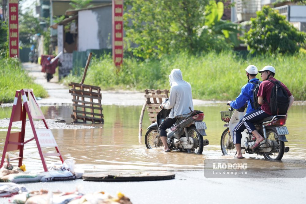Parents should teach children safe movement skills and protect themselves during the rainy and storm season. Illustrative photo: Song Huu