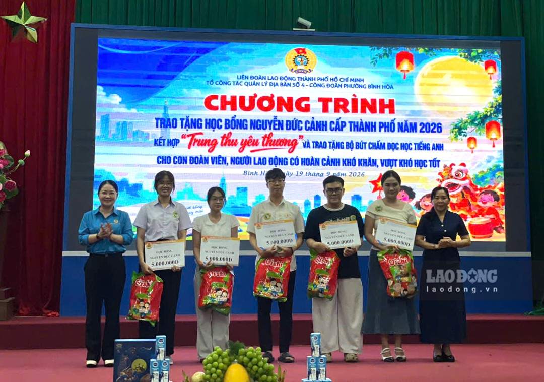 Ban tổ chức trao học bổng cho các em học sinh. Ảnh: Đình Trọng