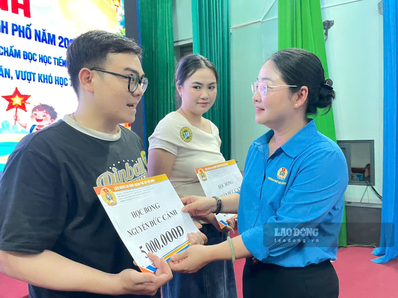 Ms. Nguyen Kim Loan - Vice President of the Ho Chi Minh City Labor Federation awarded scholarships to students who are children of workers overcoming difficulties and studying well. Photo: Dinh Trong