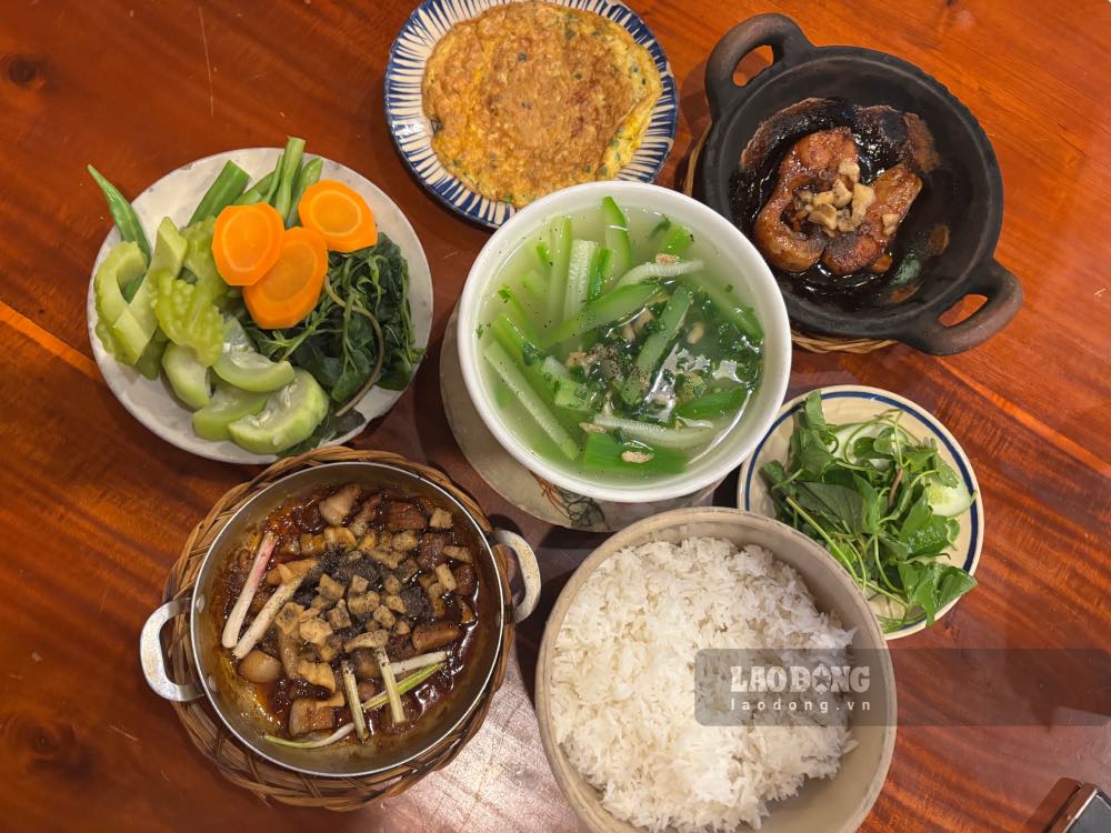 Bandeja de comida de fin de semana con sabor occidental auténtico. Foto tomada en agosto de 2026 - Hàn Lâm.