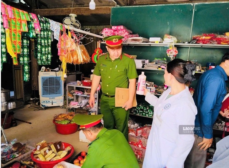 La policía de la comuna de Na Loi combina la inspección, la divulgación legal y la orientación a los hogares de negocios para identificar productos falsificados y productos de origen y procedencia poco claros. Foto: Policía de Nghệ An