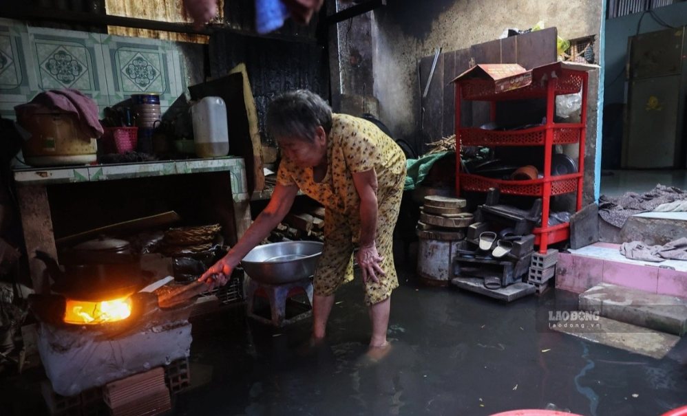 Nước triều thường xuyên tràn vào nhà, trở thành cảnh quen thuộc với người dân ven kênh Đôi. Họ phải kê cao đồ đạc, ngăn nước và chờ triều rút để dọn dẹp.