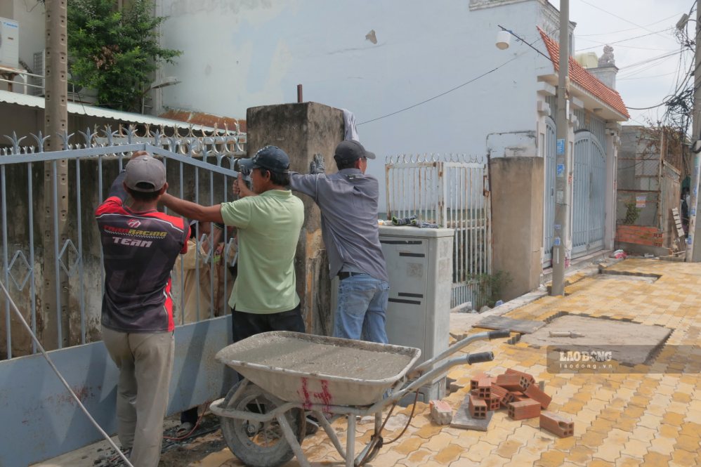 Người dân sửa sang nhà cửa, nâng nền nhà sau nhiều năm chịu ảnh hưởng bởi ngập, kỳ vọng ổn định cuộc sống lâu dài. Ảnh: Anh Tú