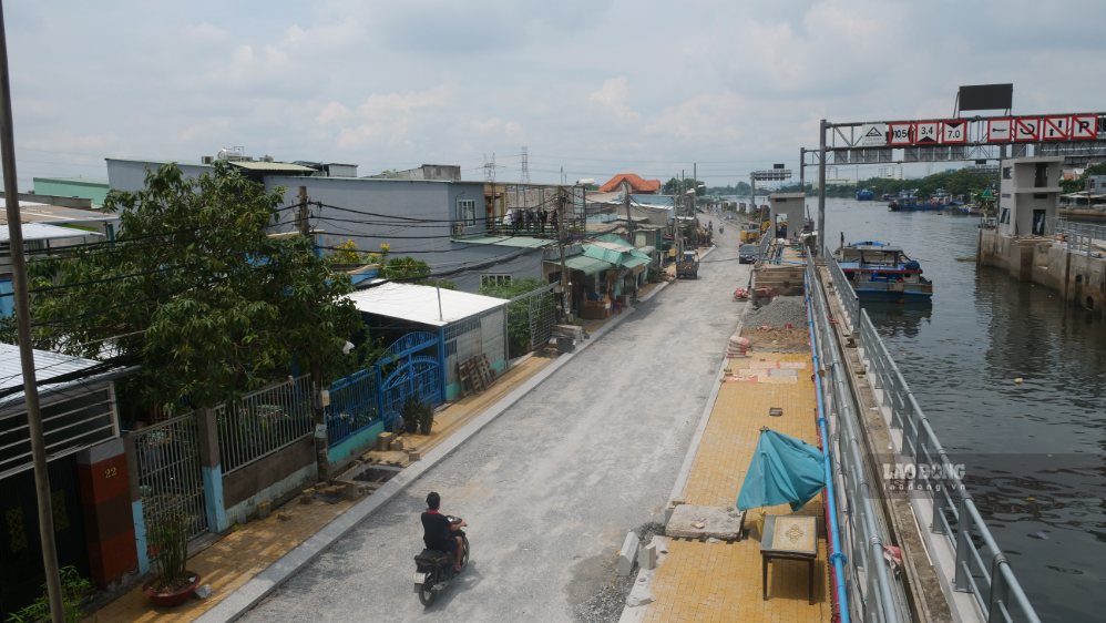 Khu vực cống Phú Định hiện đã được cải tạo, tuyến đường ven kênh được nâng cấp, mở rộng. Ảnh: Anh Tú