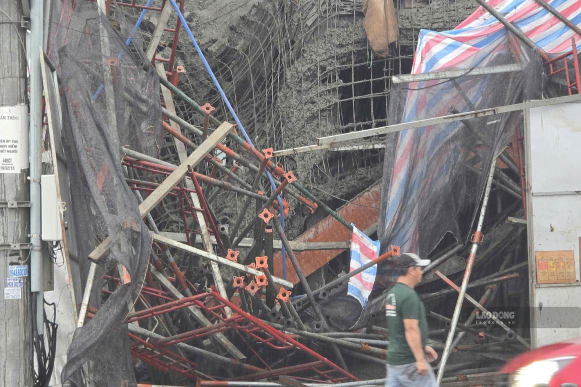Escena del colapso del andamio en Cần Thơ el 19 de septiembre. Foto: Tạ Quang
