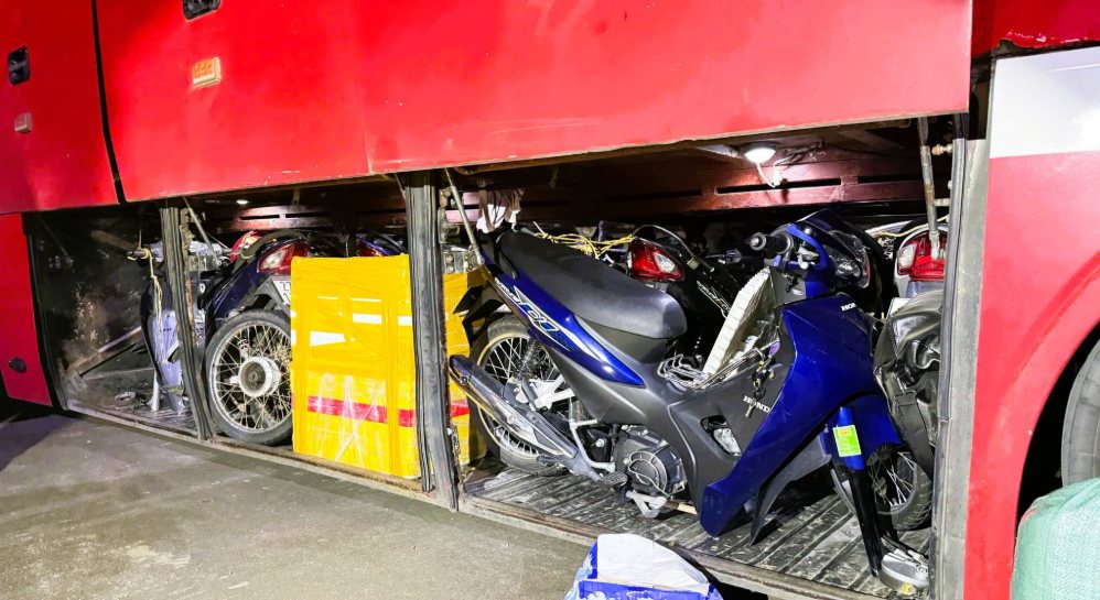 Phát hiện xe khách chở 15 xe mô tô trên quốc lộ 1A, trong đó 2 xe liên quan vụ trộm cắp. Ảnh: Phòng CSGT Công an TP Đồng Nai